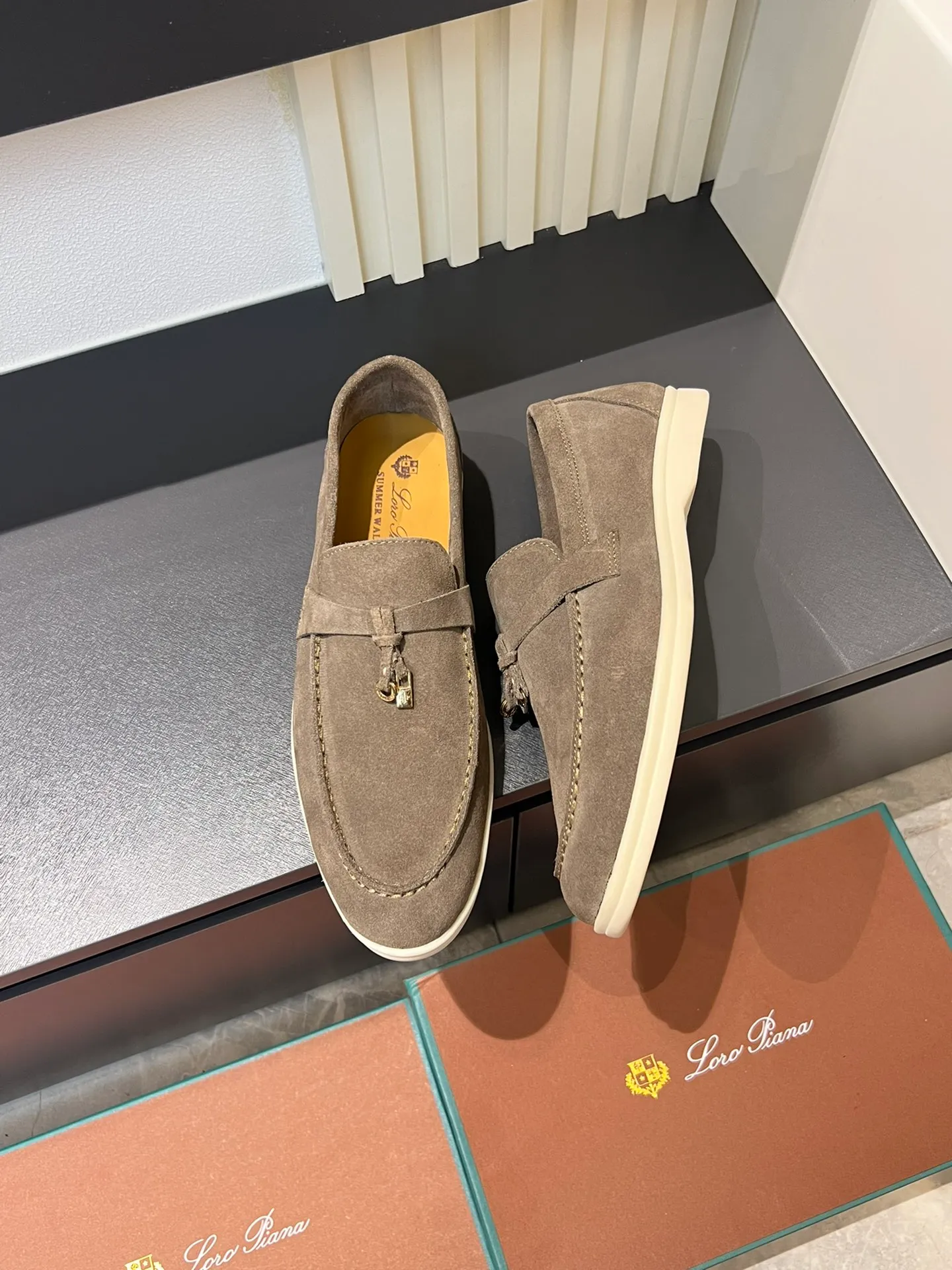 Men's shoes 💰p360 "Loro men's shoes 💰pian'*" Classic L men's shoes for couples 💰p Top version British flat loafers, a must-have item in old money style, the minimalist design is eye-catching and durable, a plus point for dressing The soft foot feel and texture are outstanding. They don’t scratch your feet and are very nice. They are matched with soft and waxy soles. They can be worn daily for a long time without getting tired. They are easy to wear, versatile and classic items, with perfect foot feel and texture! Imported cashmere fabric, the lining is made of imported A-grade water-dyed cow lining, the top version of the genuine leather midsole is sewn with pure handmade mark thread! Size: Female 35-40 (34. Customized) Male 38-44 (45.46. Customized)